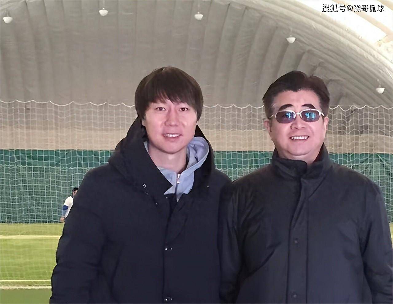 　　　　不外，莱杰固然和不雅众永别，却几近是以一己之力扛起了《蝙蝠侠前传2：暗中骑士》的人物谱。